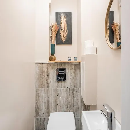 Spacious 2bd Near Ndk With Workspace Apartamento *