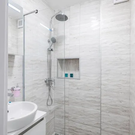 Spacious 2bd Near Ndk With Workspace By Flat Mаnager