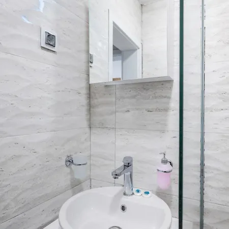 Spacious 2bd Near Ndk With Workspace Апартаменты