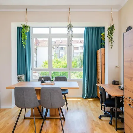 Spacious 2bd Near Ndk With Workspace Apartmán *