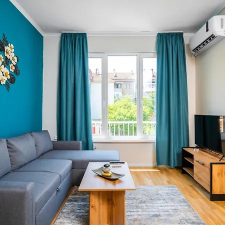Spacious 2bd Near Ndk With Workspace Apartmán