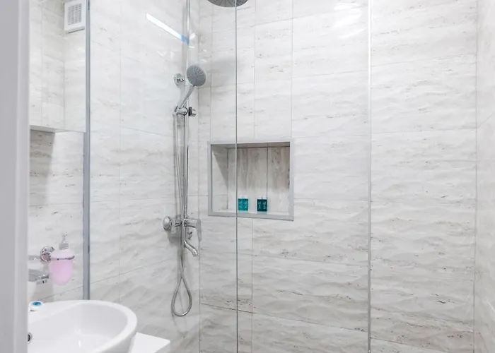 Spacious 2bd Near Ndk With Workspace By Flat Mаnager