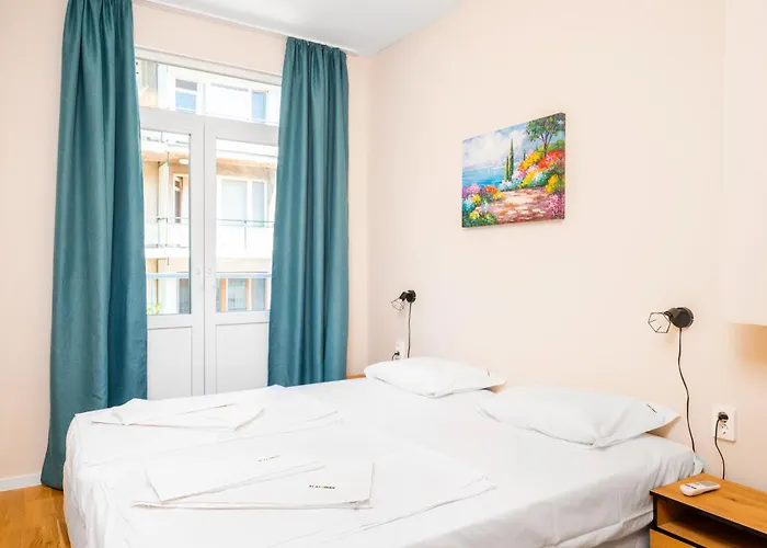 Spacious 2bd Near Ndk With Workspace By Flat Mаnager