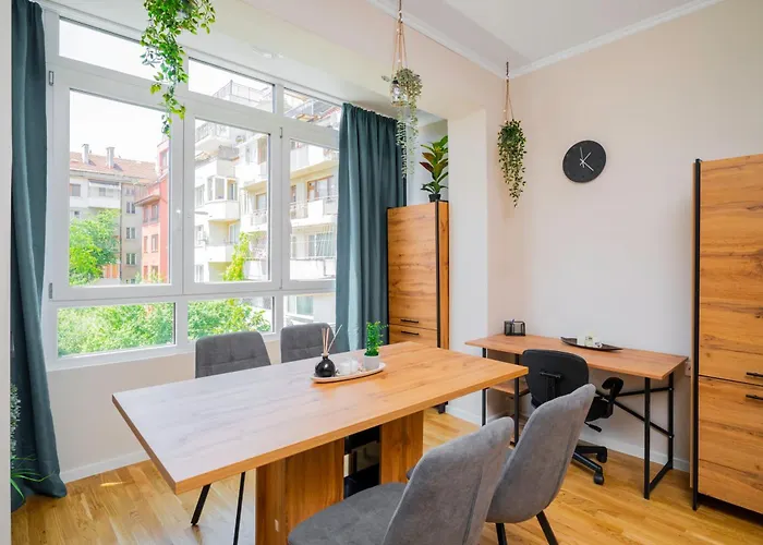 Spacious 2bd Near Ndk With Workspace By Flat Mаnager *