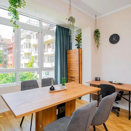 Spacious 2bd Near Ndk With Workspace By Flat Mаnager *